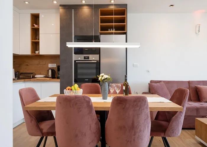 With Terrace 特罗吉尔