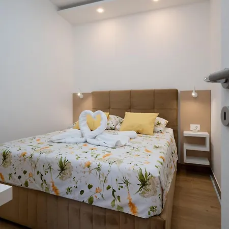 With Terrace アパート