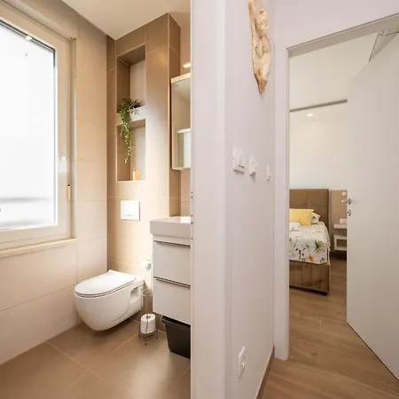 アパート With Terrace トロギール